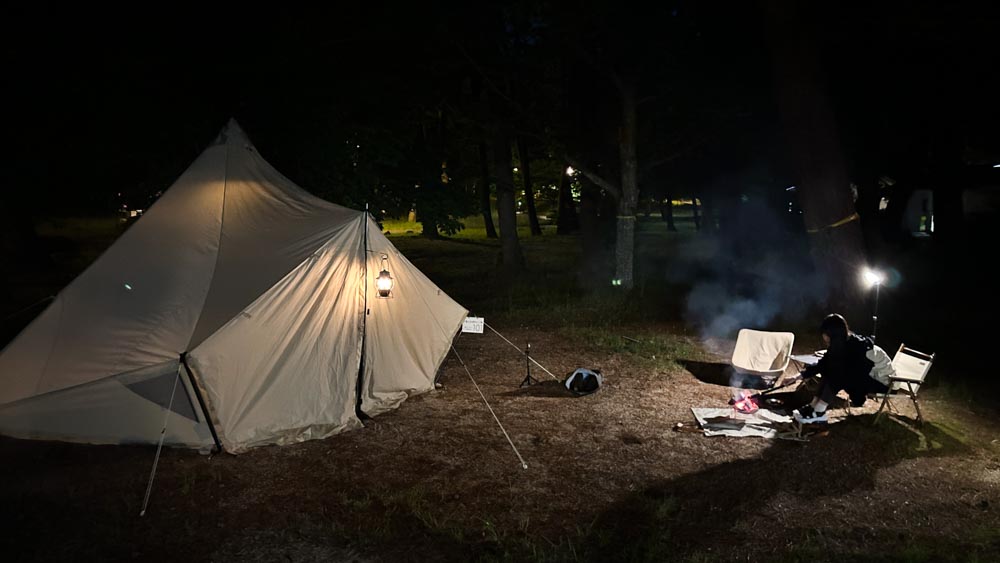 キャンプの夜とランタンの明かり風景
