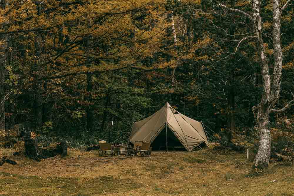 おしゃれファミリーテントのキャンプ風景